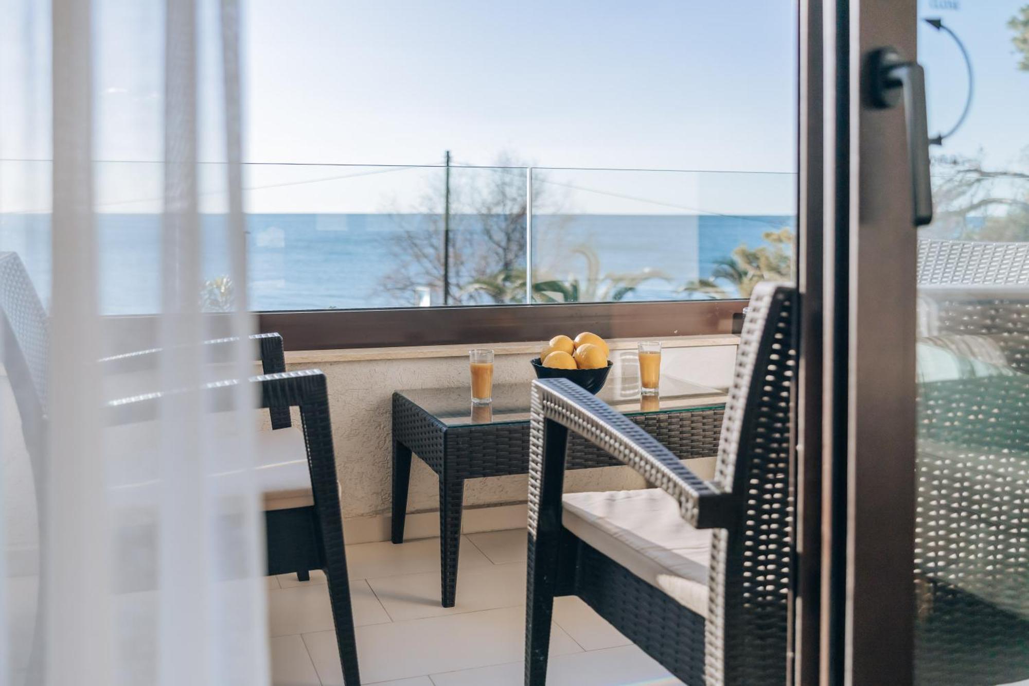 Apartments Kuce Lekovica Beach & Snack Bar- Bistro Rum bild